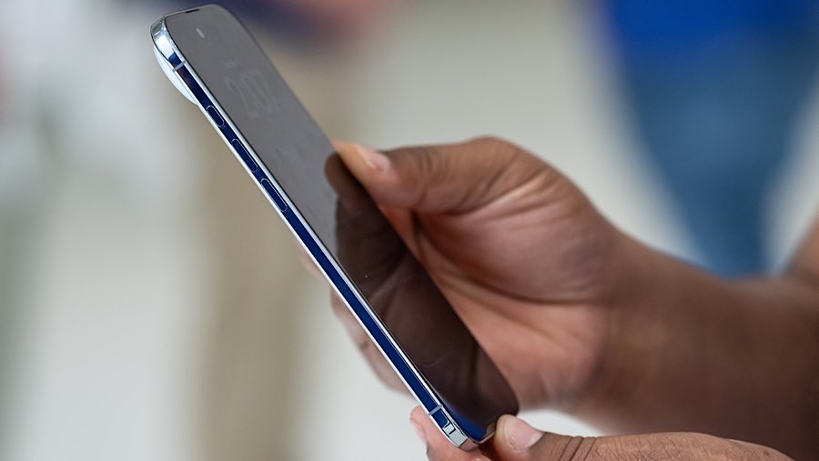 Bentuk tipis dan bobot ringan adalah dua hal yang paling menonjol pada perangkat iPhone 17 Air. (David Paul Morris/Bloomberg)