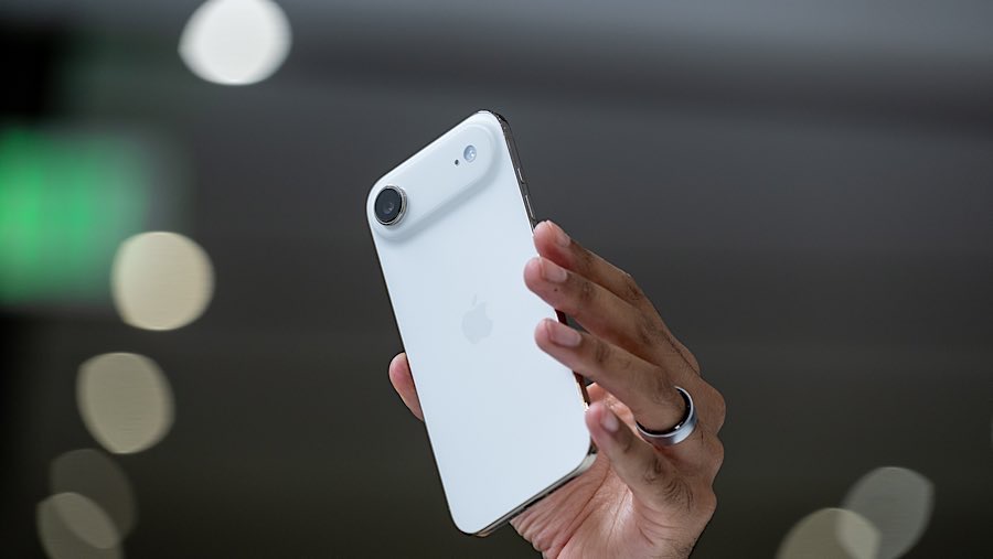 Apple membawa perubahan besar pada 'keluarga' iPhone 17. Varian 'Plus' kini diganti menjadi 'Air'. (David Paul Morris/Bloomberg)