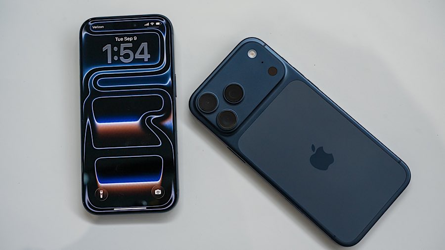 Apple iPhone 17 Pro dan Pro Max saat peluncurannya di kampus Apple Park di Cupertino, California, AS, Selasa (9/9/2025).  (David Paul Morris/Bloomberg