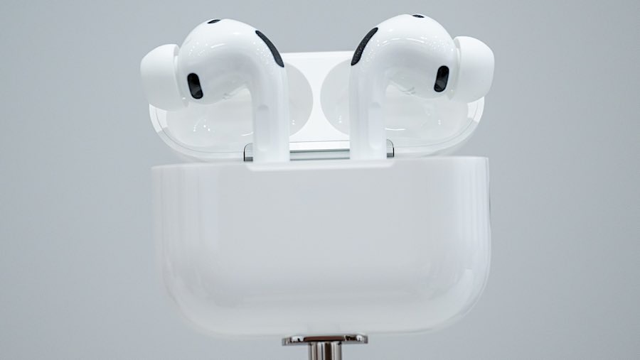 Apple juga resmi merilis AirPods Pro 3 yang menghadirkan Active Noise Cancellation (ANC). (David Paul Morris/Bloomberg)