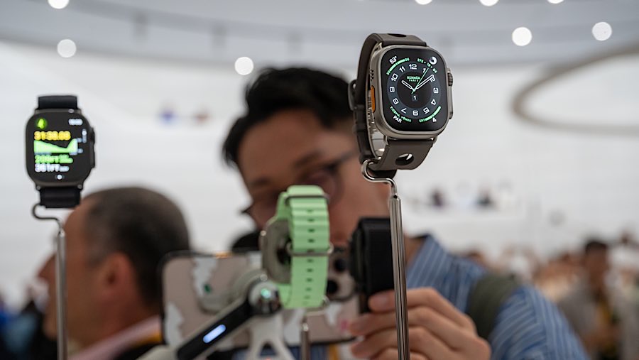 Pengunjung melihat Apple Watch Ultra 3 saat peluncurannya di kampus Apple Park, California, AS, Selasa (9/9/2025). (David Paul Morris/Bloomberg)