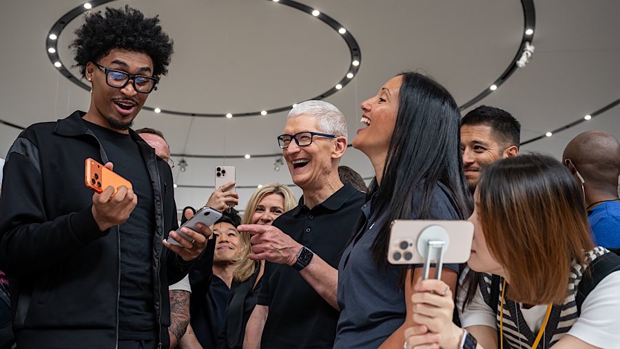 CEO Apple Inc., Tim Cook saat peluncuran iPhone 17 series di kampus Apple Park, California, AS, Selasa (9/9/2025). (David Paul Morris/Bloomberg)