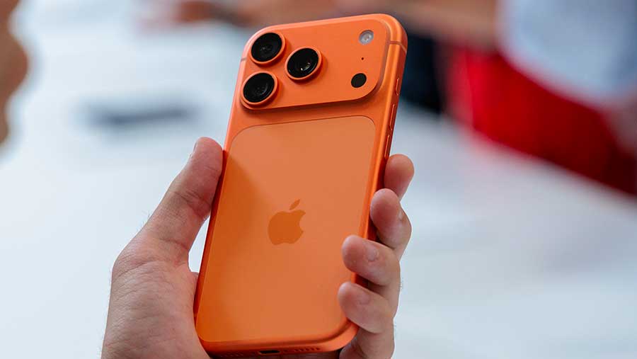 Apple iPhone 17 (Chris Welch/Bloomberg)