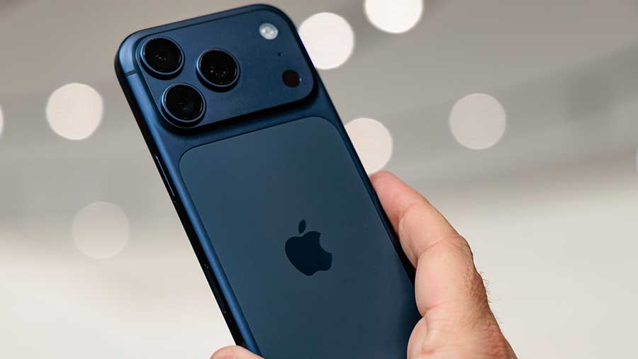 Apple iPhone 17 (Chris Welch/Bloomberg)