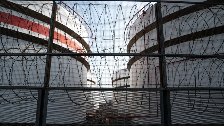 Tangki penyimpanan minyak Sinopec di Hong Kong, China./Bloomberg-Lam Yik