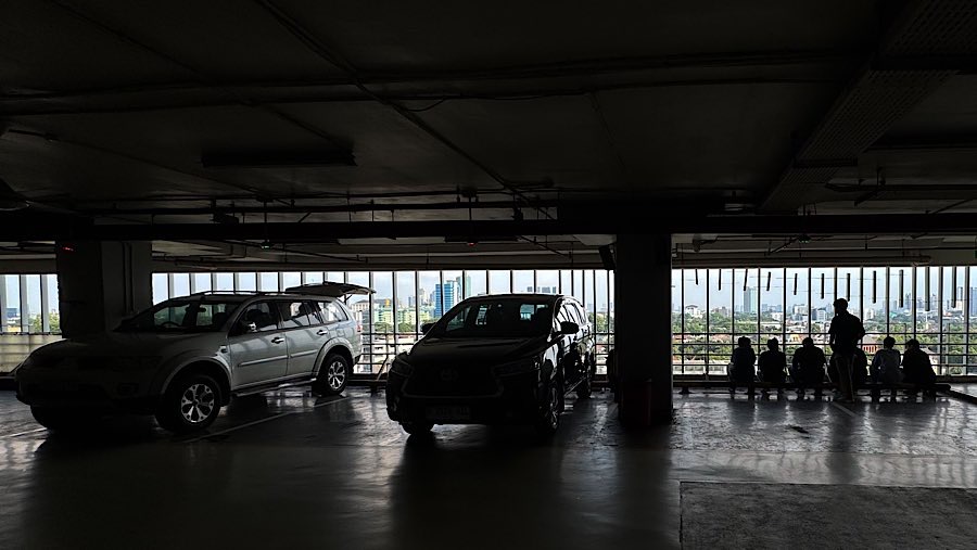 Mobil terparkir di area parkir kendaraan di Jakarta Selatan, Rabu (10/9/2025). (Bloomberg Technoz/Andrean Kristianto)