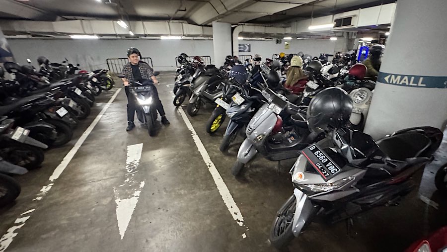 Motor terparkir di area parkir kendaraan di Jakarta Selatan, Rabu (10/9/2025). (Bloomberg Technoz/Andrean Kristianto)