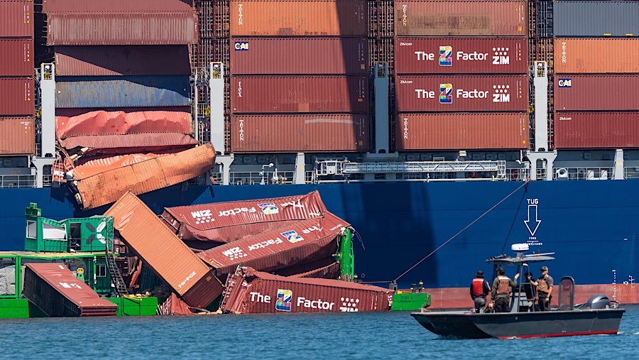 Insiden ini menyebabkan penghentian sementara operasi terminal untuk mengamankan lokasi kejadian. (Tim Rue/Bloomberg)