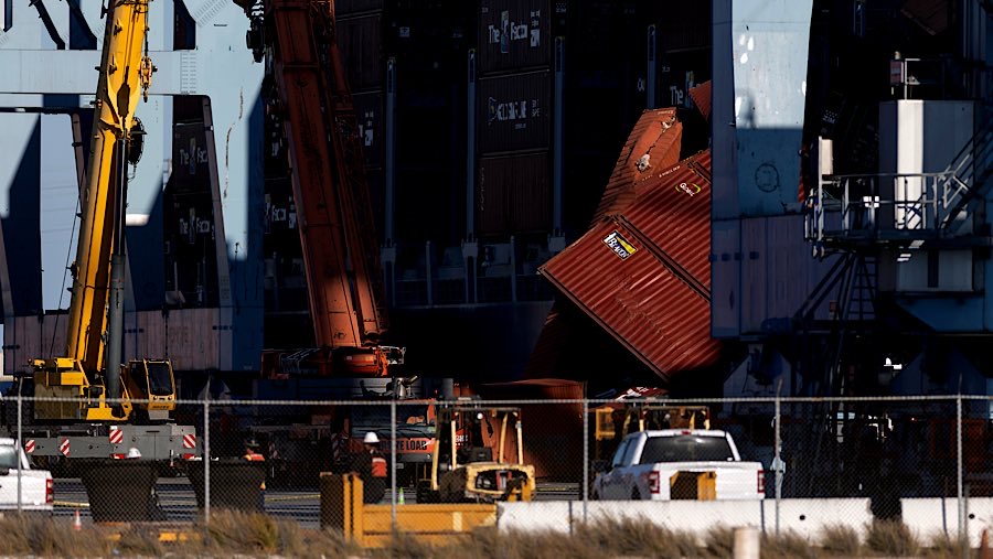 Isi kontainer tidak diketahui secara pasti, namun laporan setempat menyebutkan sepatu dan pakaian terlihat mengapung. (Eric Thayer/Bloomberg)