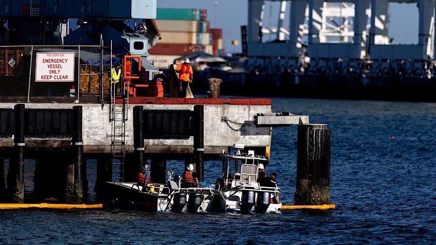 Sekitar 67 kontainer kargo jatuh ke laut saat sebuah kapal berlabuh di Pelabuhan Long Beach, California (Eric Thayer/Bloomberg)