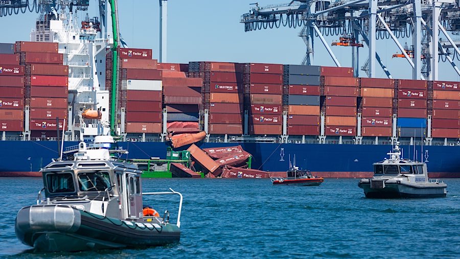 Kontainer-kontainer jatuh ke air dekat kapal kontainer Mississippi di Pelabuhan Long Beach, California, AS, Selasa (9/9/2025). (Tim Rue/Bloomberg)