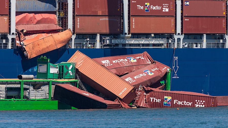 Kontainer-kontainer jatuh ke air dekat kapal kontainer Mississippi di Pelabuhan Long Beach, California, AS, Selasa (9/9/2025). (Tim Rue/Bloomberg)
