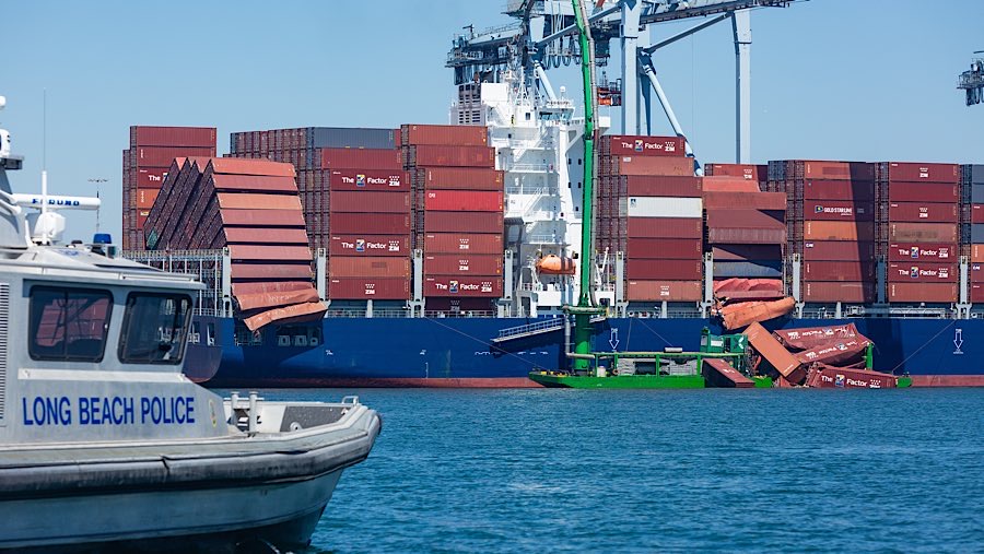 Kontainer tersebut jatuh dari Kapal Mississippi berbendera Portugal yang berangkat dari Pelabuhan Yantian di Shenzhen, Tiorngkok. (Tim Rue/Bloomberg)