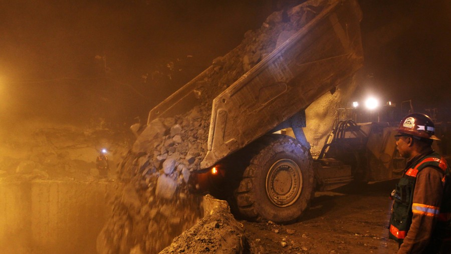 Truk membongkar bijih ke dalam mesin penghancur di area bawah tanah di kompleks pertambangan tembaga dan emas Grasberg milik Freeport./Bloomberg