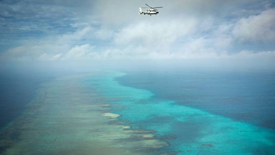 Helikopter Angkatan Laut China terbang di atas Scarborough Shoal di Laut China Selatan (LCS). (Ezra Acayan/Getty Images via Bloomberg)