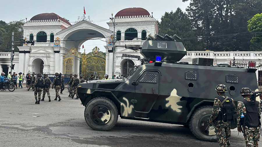 Tentara Nepal mengerahkan pasukan ke jalan-jalan Kathmandu untuk meredam kerusuhan demo. (Bloomberg)