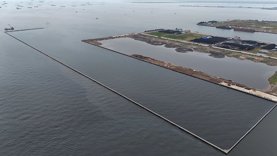Tanggul beton sepanjang 2–3 kilometer di laut Cilincing, belakangan ini menjadi sorotan di media sosial. (Bloomberg Technoz/Andrean Kristianto)