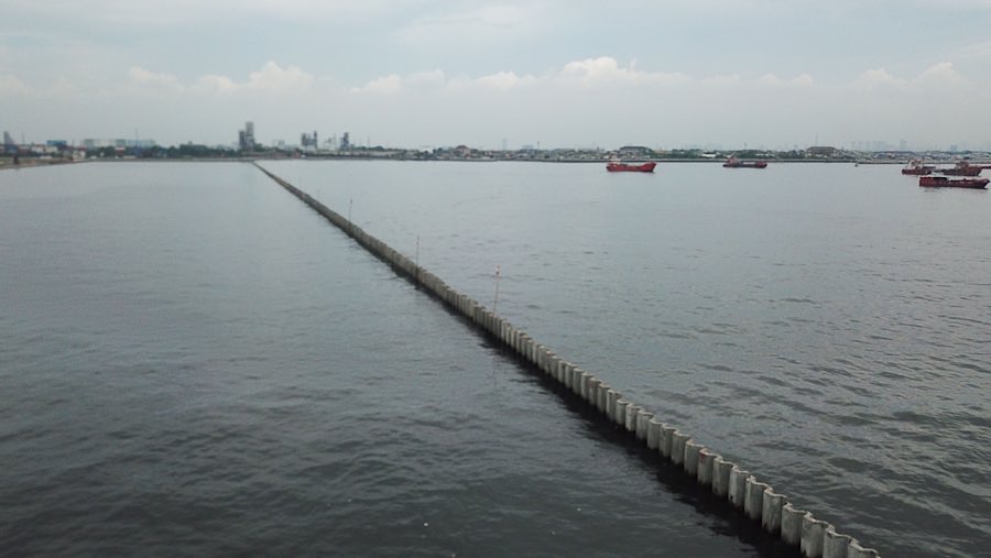 Keberadaan tanggul itu dianggap mengganggu aktivitas nelayan dalam mencari ikan. (Bloomberg Technoz/Andrean Kristianto)