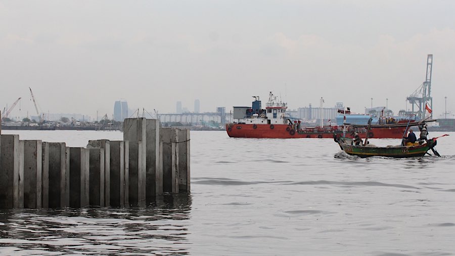 Keberadaan tanggul beton tersebut membuat nelayan harus memutar lebih jauh. (Bloomberg Technoz/Andrean Kristianto)