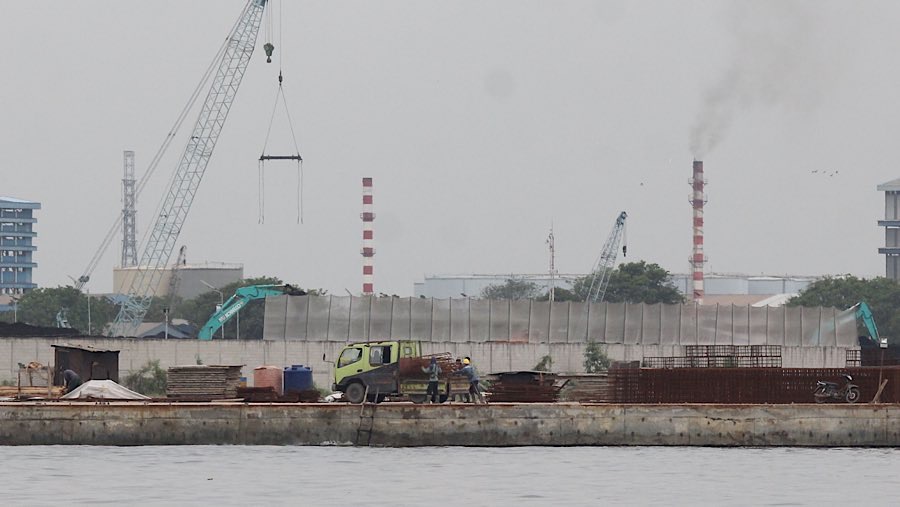tanggul itu merupakan bagian dari pengembangan Terminal Umum PT KCN. (Bloomberg Technoz/Andrean Kristianto)
