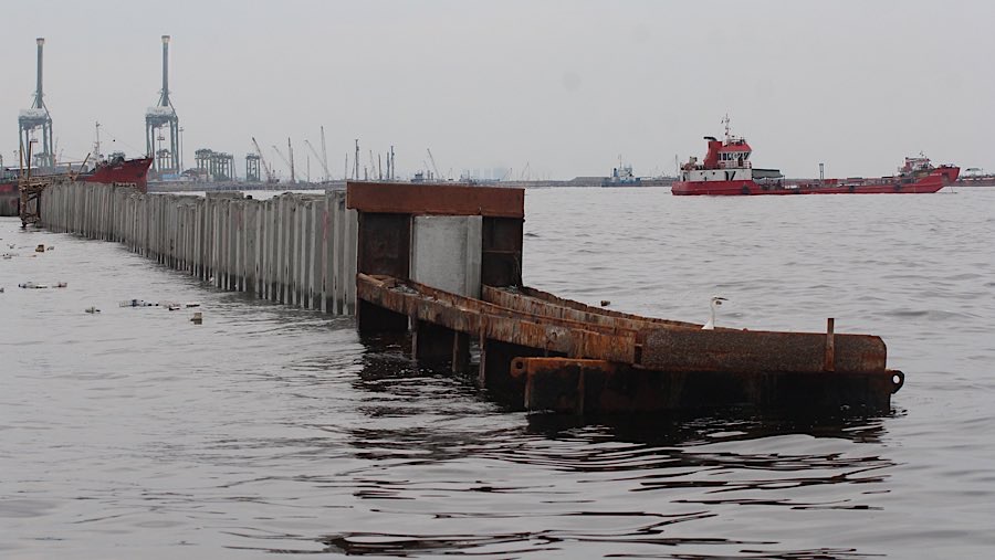 Kapal di dekat tanggul beton yang berada di laut Cilincing, Jakarta Utara, Kamis (11/9/2025). (Bloomberg Technoz/Andrean Kristianto)
