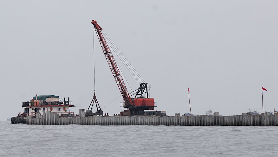 Pembangungan tanggul beton tersebut membuat air menjadi kotor disekitar lokasi sehingga susah mencari ikan di area tersebut. (Bloomberg Technoz/Andre)
