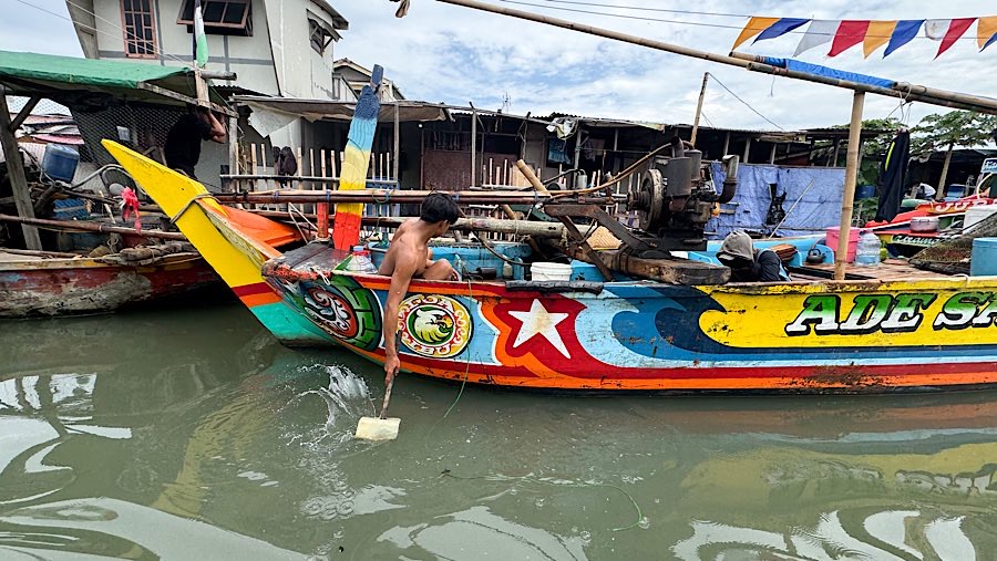 Akibat harus memutar, para nelayan harus mengeluarkan solar lebih banyak untuk operasional. (Bloomberg Technoz/Andrean Kristianto)