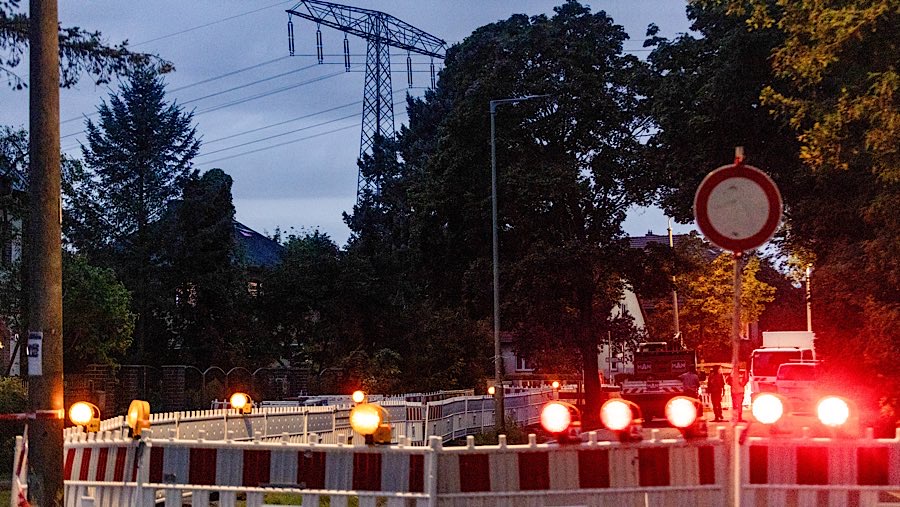 Gangguan ini juga berdampak pada transportasi umum setempat. (Yen Duong/Bloomberg)