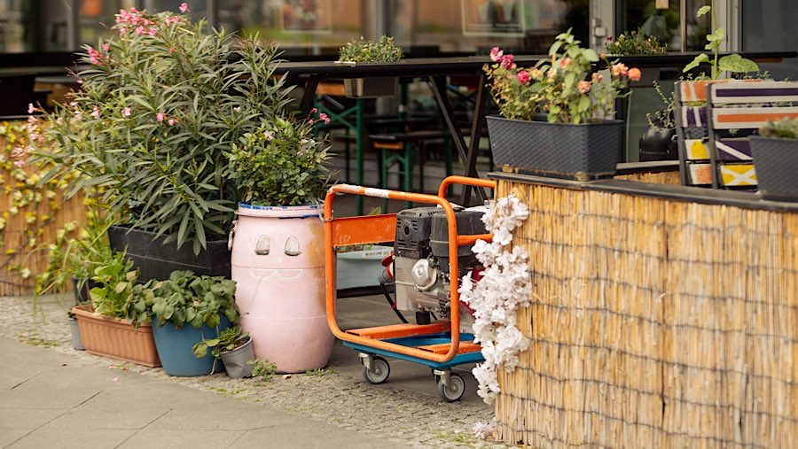 Penyebab pemadaman diduga akibat serangan pembakaran terhadap dua tiang listrik. (Yen Duong/Bloomberg)