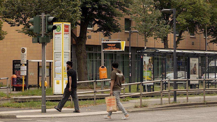 Warga berjalan di jalur trem yang tidak beroperasi karena pemadaman listrik di Berlin, Jerman, Rabu (10/9/2025). (Yen Duong/Bloomberg)