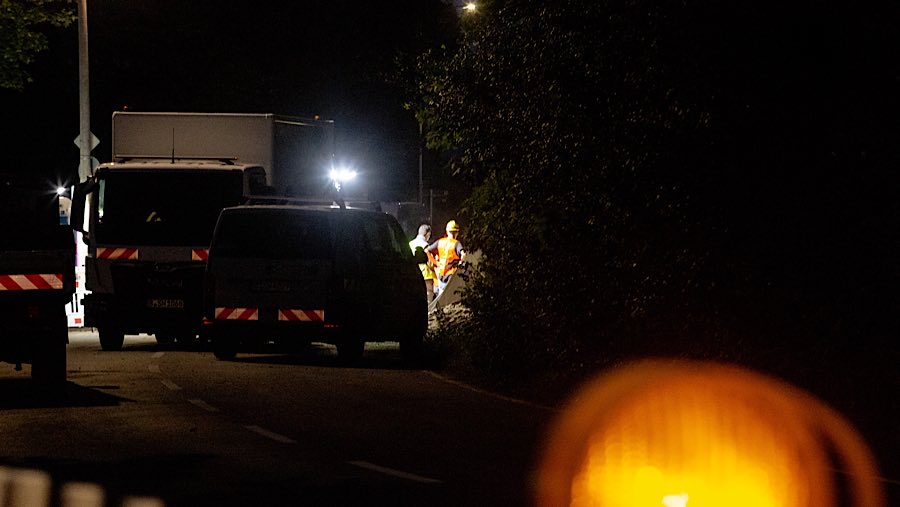 Jalan ditutup saat petugas memperbaiki tiang listrik yang rusak di Berlin, Jerman, Rabu (10/9/2025).  (Yen Duong/Bloomberg)