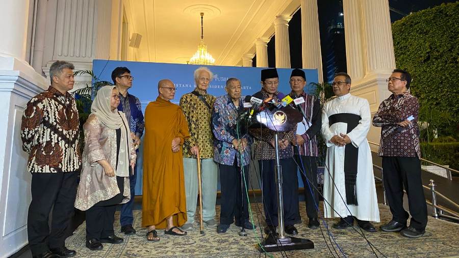 Tokoh lintas agama yang tergabung dalam Gerakan Nurani Bangsa usai bertemu Presiden Prabowo Subianto di Istana, Kamis (11/9/2025). Dok: Dovana Hasian 