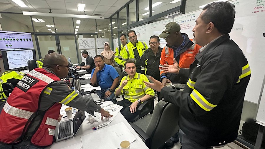 Evakuasi longsor di tambang Grasberg Block Cave milik PT Freeport Indonesia (PTFI) di Papua Tengah, Kamis (11/9/2025) malam. (dok. Freeport Indonesia)