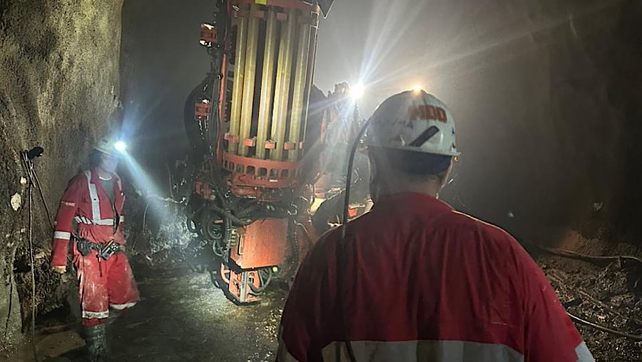 Evakuasi longsor di tambang Grasberg Block Cave milik PT Freeport Indonesia (PTFI) di Papua Tengah, Kamis (11/9/2025) malam. (dok. Freeport Indonesia)