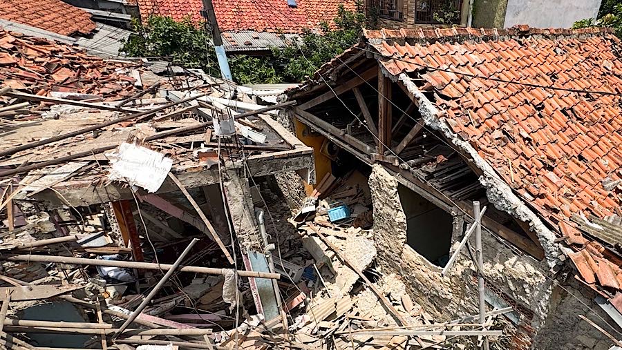 Ledakan tersebut mengakibatkan sejumlah rumah rusak dan beberapa warga mengalami luka-luka. (Bloomberg Technoz/Andrean Kristianto)