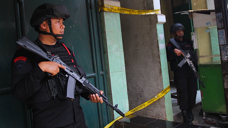 Untuk mengamankan lokasi, sejumlah aparat Brimob berjaga di sekitar tempat kejadian ledakan. (Bloomberg Technoz/Andrean Kristianto)
