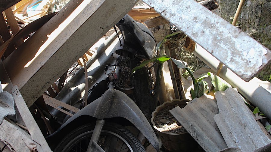 Ledakan juga mengakibatkan kendaraan rusak akibat tertimpa rumah yang roboh. (Bloomberg Technoz/Andrean Kristianto)