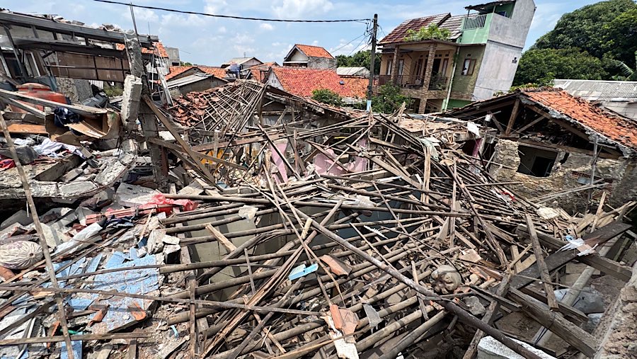 Kondisi rumah yang rusak akibat ledakan di Pondok Cabe Ilir, Tangerang Selatan, Jumat (12/9/2025). (Bloomberg Technoz/Andrean Kristianto)
