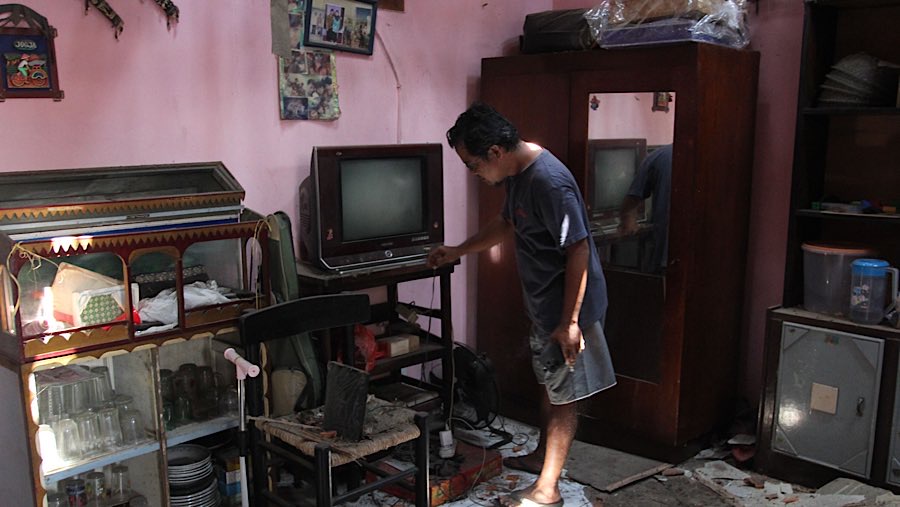 Warga memeriksa rumahnya yang rusak akibat ledakan di Pondok Cabe Ilir, Tangerang Selatan, Jumat (12/9/2025). (Bloomberg Technoz/Andrean Kristianto)