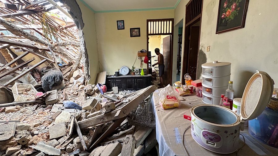 Delapan rumah terdampak, dengan empat di antaranya mengalami kerusakan berat. (Bloomberg Technoz/Andrean Kristianto)