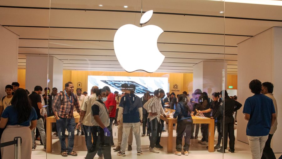 Suasana toko Apple saat dipenuhi pengunjung usai perusahaan merilis berbagai perangkat baru termasuk iPhone 17 cs, serta iPhone Air. (Bloomberg)