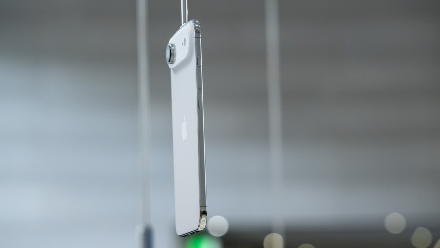 iPhone Air. (David Paul Morris/Bloomberg)	
