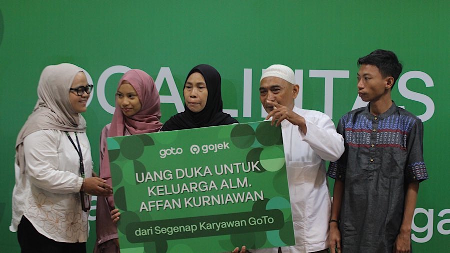 Dalam acara tersebut juga dilakukan penyerahkan donasi untuk keluarga almarhum Affan Kurniawan dan anak-anak yatim mitra driver.