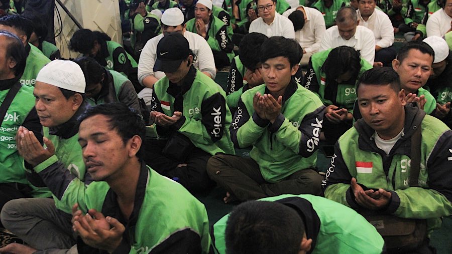 Duduk berdampingan, para mitra dan karyawan GOTO dengan akrab mengikuti sesi doa bersama lintas agama.. (Bloomberg Technoz/Andrean Kristianto)