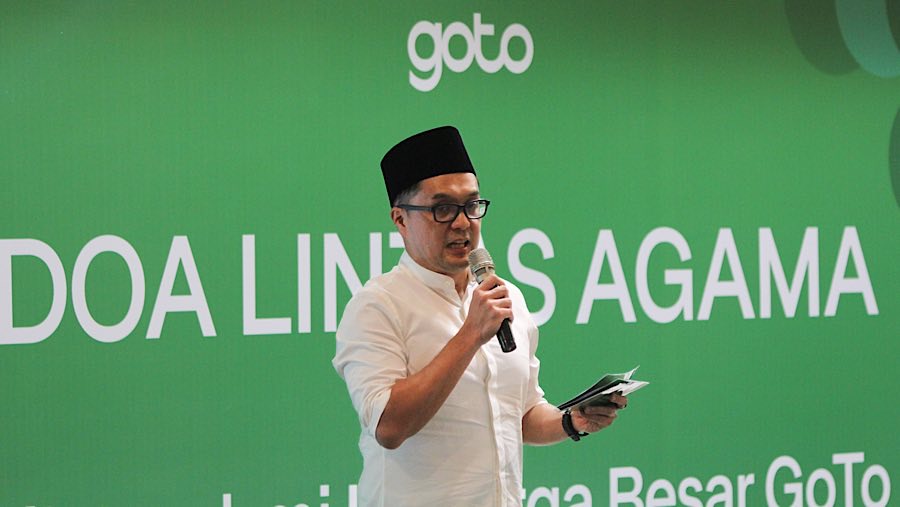 CEO GOTO Patrick Walujo saat doa Lintas Agama di Masjid Raya Pondok Indah, Jakarta, Jumat (12/9/2025). (Bloomberg Technoz/Andrean Kristianto)