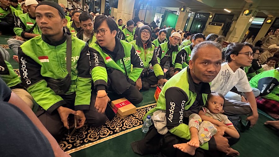 Dalam acara ini juga diikuti oleh ribuan pengemudi Gojek lintas agama. (Bloomberg Technoz/Andrean Kristianto)