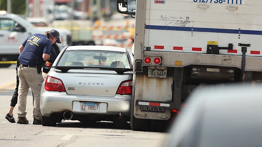 Petugas barang bukti FBI bekerja di lokasi penembakan di Franklin Park, Illinois, AS, Jumat (12/9/2025). (Talia Sprague/Bloomberg)
