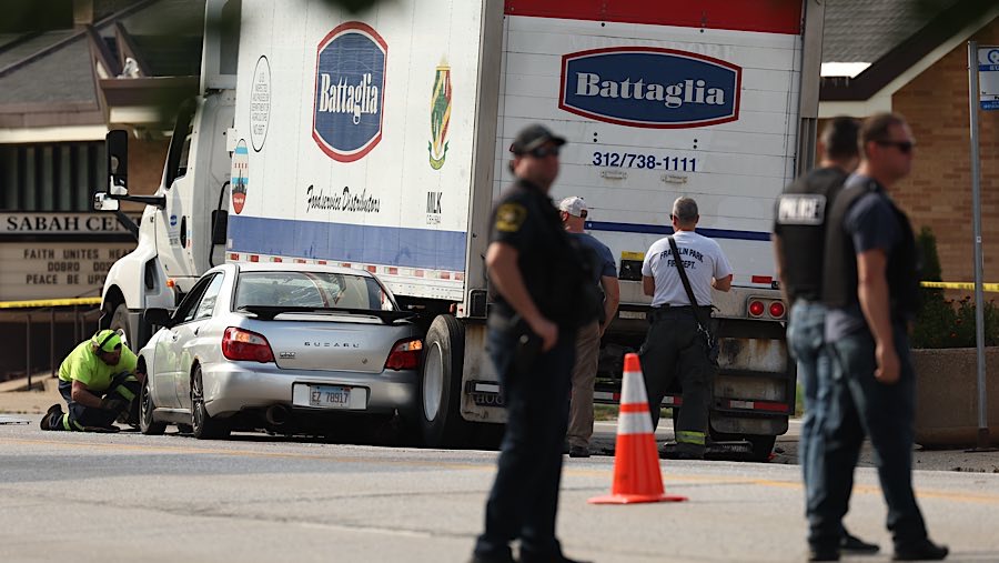 Truk derek mengevakuasi kendaraan yang terlibat dalam penembakan di Franklin Park, Illinois, AS, Jumat (12/9/2025). (Talia Sprague/Bloomberg)	