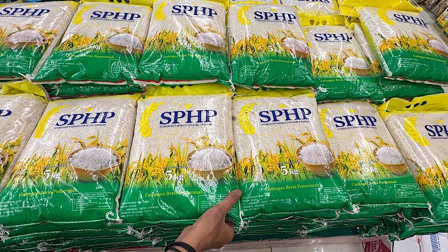Pengunjung mengambil beras SPHP di salah satu ritel modern di Majalengka, Jawa Barat, Sabtu (13/9/2025). (Bloomberg Technoz/Andrean Kristianto)