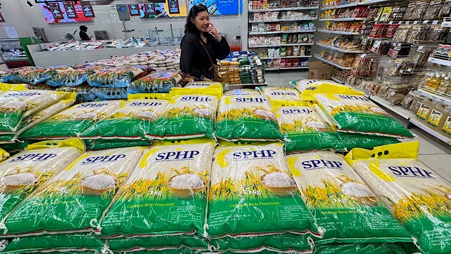 Pengunjung melihat beras SPHP di salah satu ritel modern di Majalengka, Jawa Barat, Sabtu (13/9/2025). (Bloomberg Technoz/Andrean Kristianto)